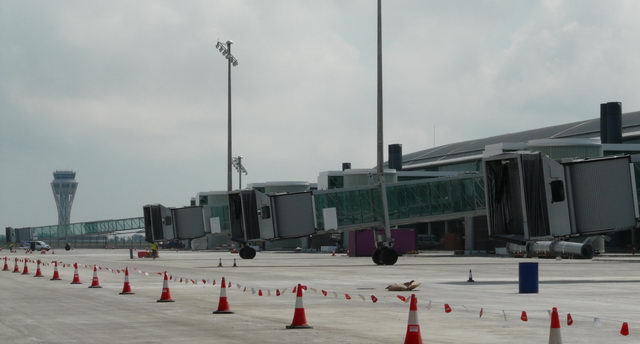 Instalación de los 43 fingers (ampliables a 50) de la nueva terminal sur del aeropuerto del Prat (Agosto de 2008)